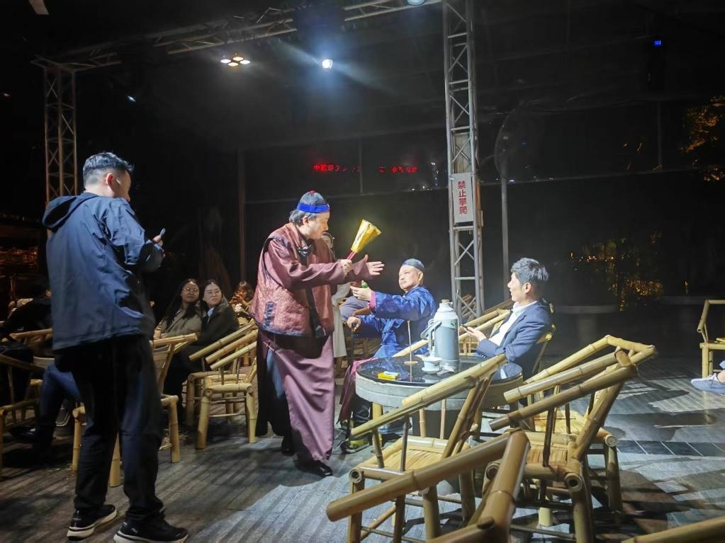 3月24日，《鶴鳴傳奇》在四川省成都市人民公園鶴鳴茶社演出。新華社記者 張海磊 攝