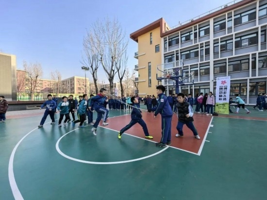 北京師范大學(xué)實(shí)驗(yàn)小學(xué)開展跳繩比賽。