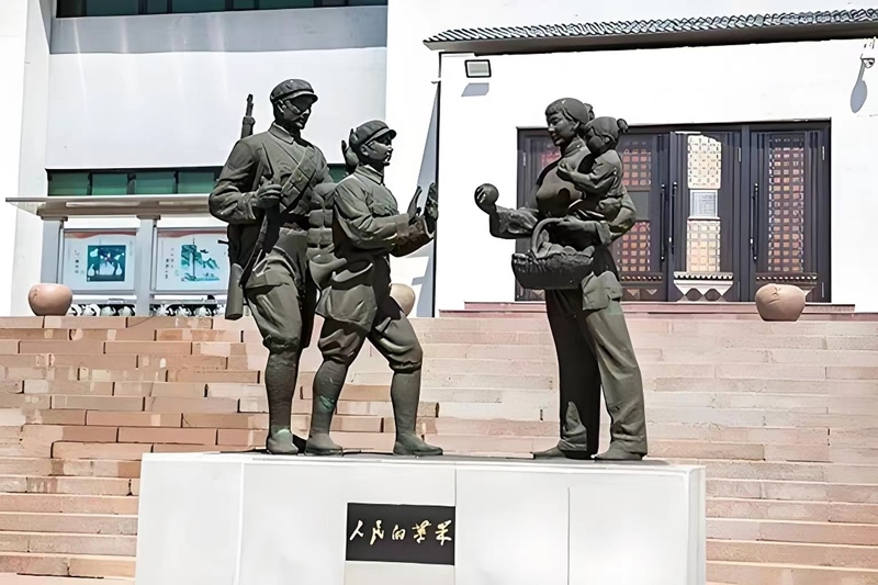 錦州蘋果廉政文化展覽館前的《人民的蘋果》主題雕塑。（由遼沈戰(zhàn)役紀念館供圖）