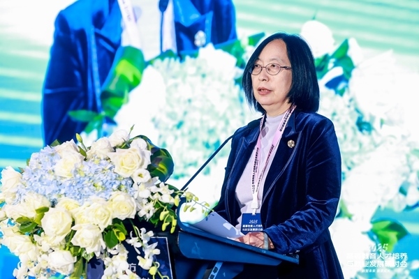 中國高等教育學(xué)會學(xué)術(shù)咨詢發(fā)展委員會委員、中國高等教育學(xué)會原副秘書長、《中國高教研究》主編王小梅。