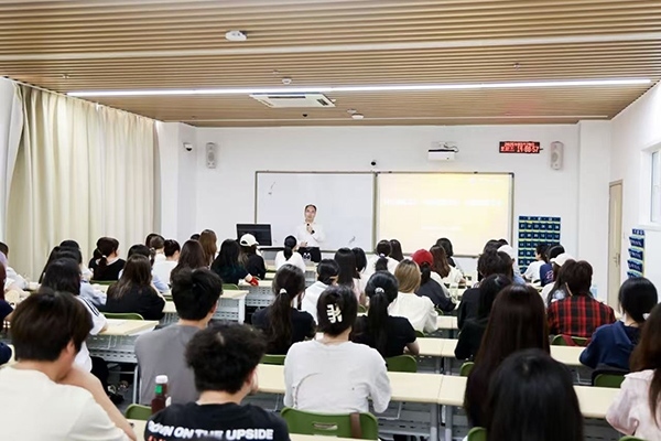 深圳職業(yè)技術(shù)大學(xué)黨委副書記、校長許建領(lǐng)為學(xué)生授課。學(xué)校供圖
