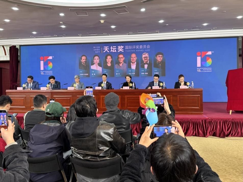 發(fā)布會現(xiàn)場公布本屆天壇獎國際評委會陣容。人民網(wǎng)記者 劉微攝