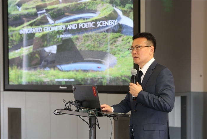 李興鋼院士做題為《勝景幾何》的主旨報(bào)告。活動(dòng)主辦方供圖
