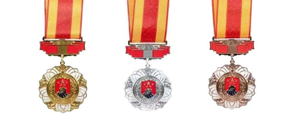 圖為戍守邊疆金質(zhì)、銀質(zhì)、銅質(zhì)紀(jì)念章。（國家移民管理局供圖）