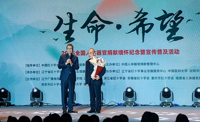 中國紅十字會副會長白巖松在現(xiàn)場采訪“人民英雄”張定宇教授。主辦方供圖