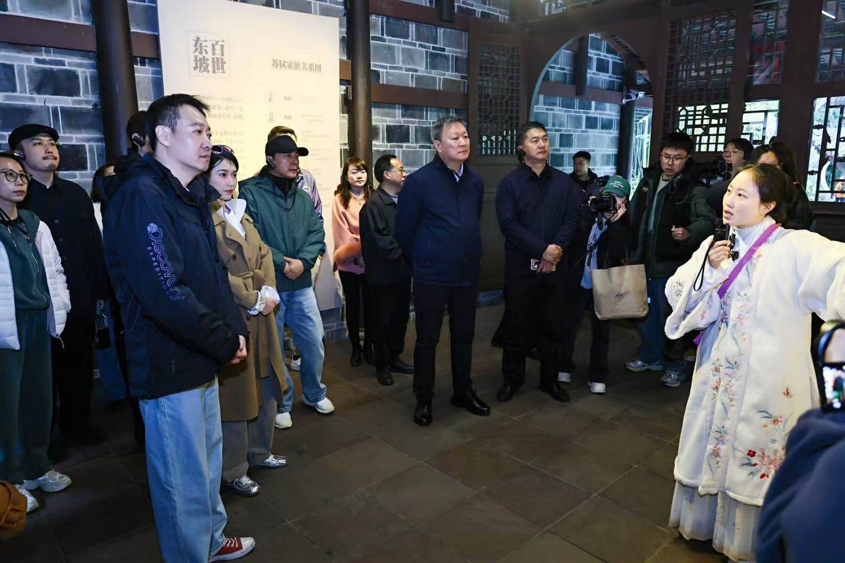 《蘇堤春曉》劇組在眉山三蘇祠參觀學(xué)習(xí)。受訪者供圖