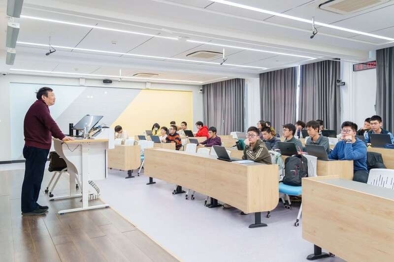 北航面向全校本科生開設(shè)《人工智能導(dǎo)論》通識必修課。校方供圖