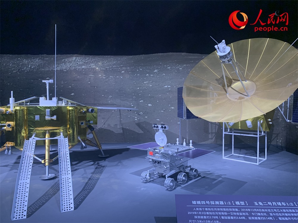“九天攬月——中國探月工程20年”展廳現(xiàn)場。人民網(wǎng)記者 韋衍行攝
