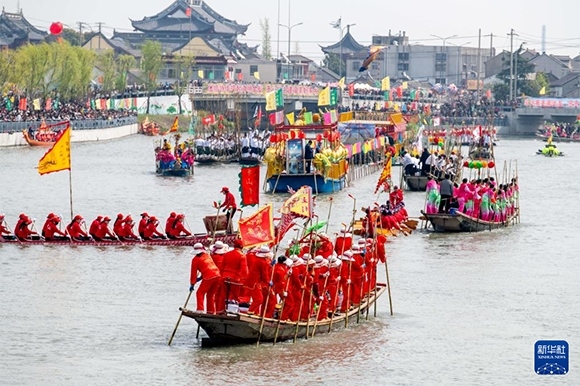 ?4月4日，選手在參加茅山會船盛會 。?新華社發(fā)（楊玉崗 攝）