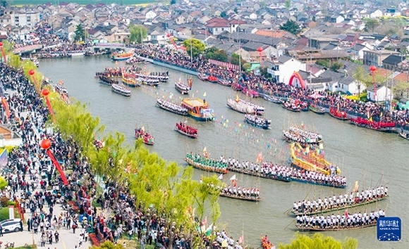 4月4日，選手在參加茅山會船盛會（無人機照片）。?新華社發(fā)（周社根 攝）