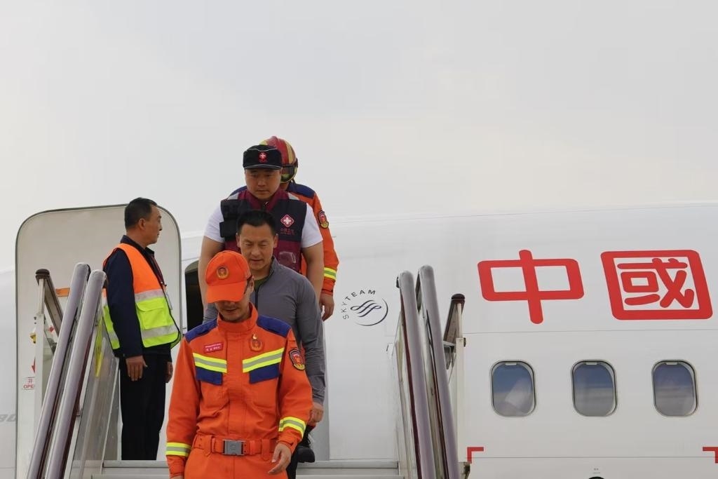 4月6日，在云南省昆明長水機(jī)場，中國云南救援醫(yī)療隊抵達(dá)昆明。新華社記者 高詠薇 攝