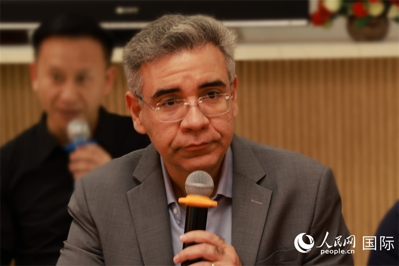 巴西弗魯米嫩塞聯(lián)邦大學(xué)教授、中國(guó)問題專家埃萬(wàn)德羅·卡瓦略在座談會(huì)上致辭。人民網(wǎng)記者 陳海琪攝