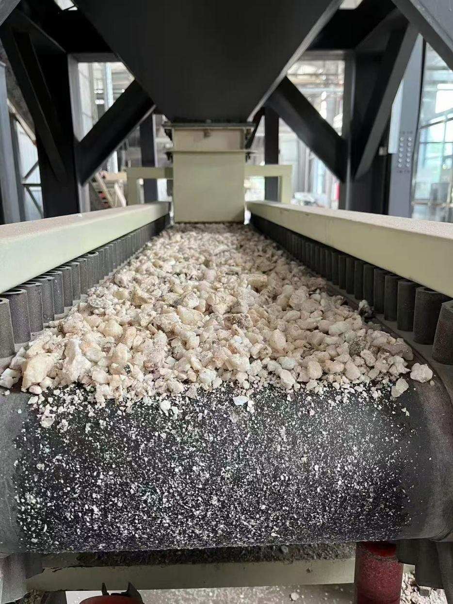 高純石英生產(chǎn)線(xiàn)。自然資源部供圖