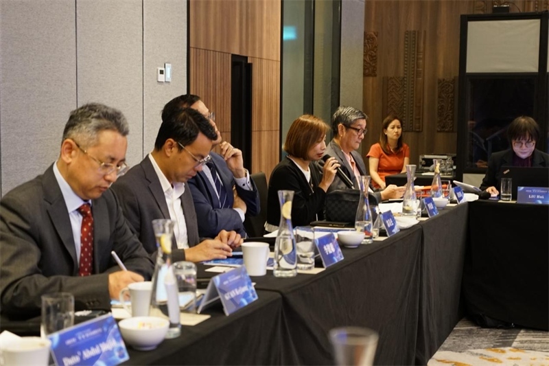 《南洋商報(bào)》總編輯羅依薇（左四）進(jìn)行致辭。林俊揚(yáng)攝