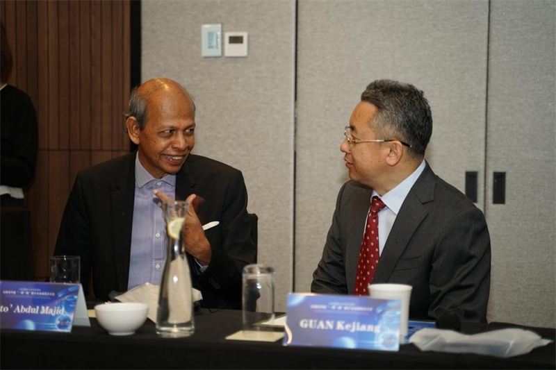 分享會(huì)現(xiàn)場(chǎng)，中方記者同與會(huì)代表進(jìn)行友好交流。林俊揚(yáng)攝