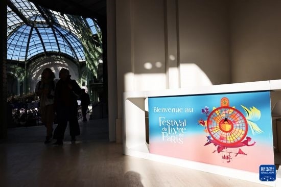 4月11日，人們在法國巴黎大皇宮參加2025巴黎書展。新華社記者 高靜 攝