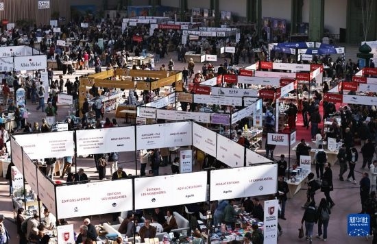 4月11日，人們在法國巴黎大皇宮參加2025巴黎書展。新華社記者 高靜 攝