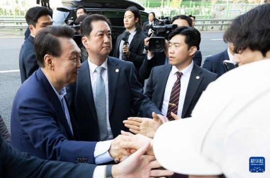 4月11日，韓國前總統(tǒng)尹錫悅（左一）在離開首爾漢南洞官邸時(shí)與支持者握手。新華社發(fā)（全休相攝）