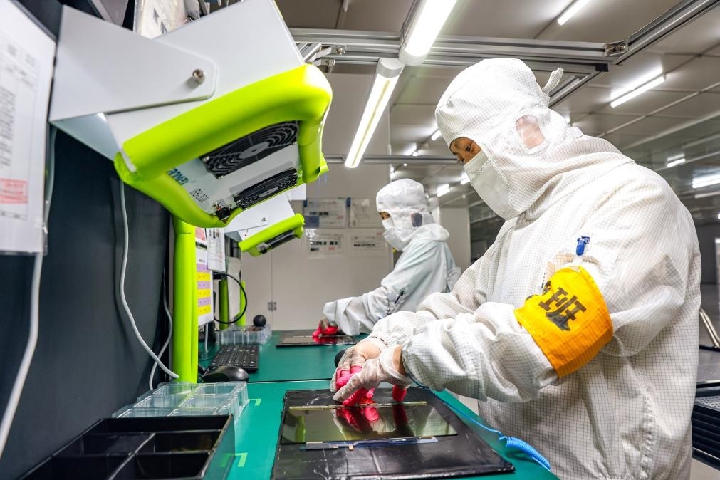 3月27日，在位于寧夏賀蘭工業(yè)園區(qū)的湯姆森電氣有限公司生產(chǎn)車間內(nèi)，工作人員制作硅膠絕緣護(hù)套。新華社記者 楊植森 攝