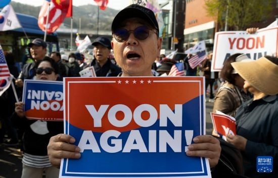 4月11日，在韓國首爾漢南洞官邸附近，支持者為韓國前總統(tǒng)尹錫悅送行。新華社發(fā)（全休相攝）