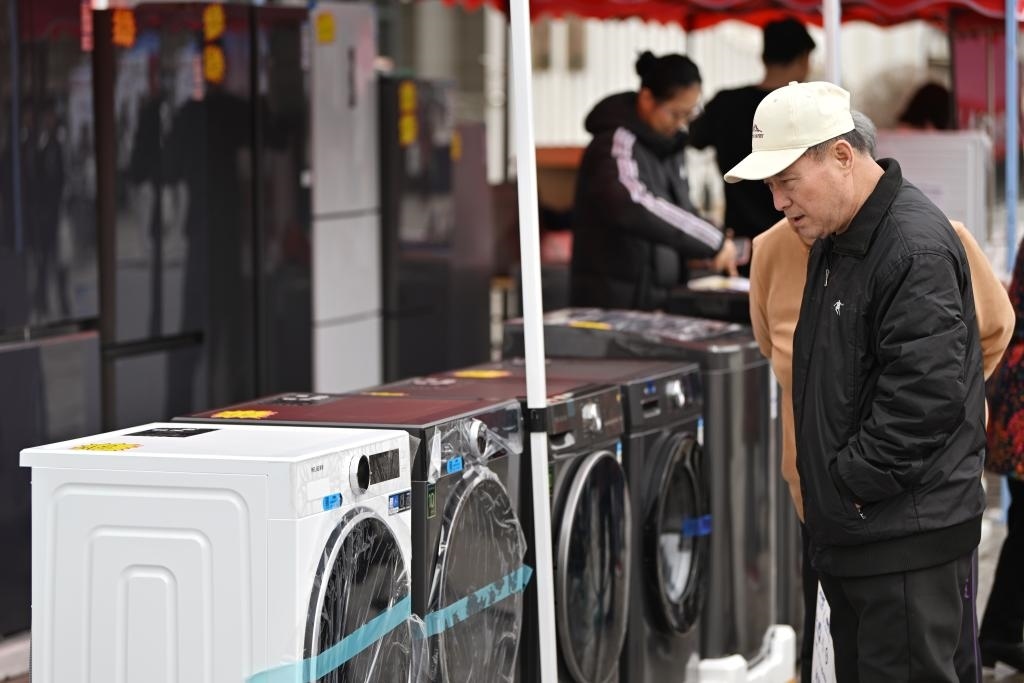 3月28日，天津市北辰區(qū)舉行2025年消費(fèi)品以舊換新惠民服務(wù)活動(dòng)，吸引眾多市民前來選購。新華社記者 李然 攝