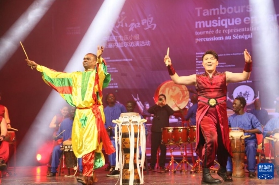 4月10日，在塞內(nèi)加爾首都達(dá)喀爾的國家大劇院，中央音樂學(xué)院進(jìn)擊打擊樂團(tuán)與塞內(nèi)加爾杜杜·恩迪亞耶·羅斯打擊樂團(tuán)同臺(tái)演出。新華社記者 司源 攝