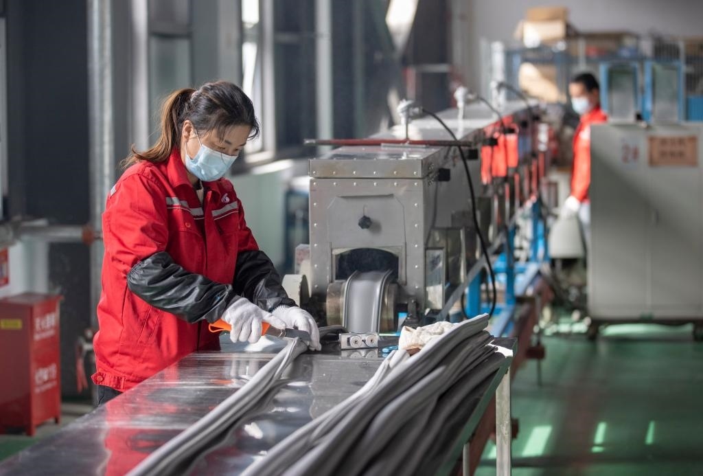 3月27日，在位于寧夏賀蘭工業(yè)園區(qū)的湯姆森電氣有限公司生產(chǎn)車間內(nèi)，工作人員制作硅膠絕緣護(hù)套。新華社記者 楊植森 攝