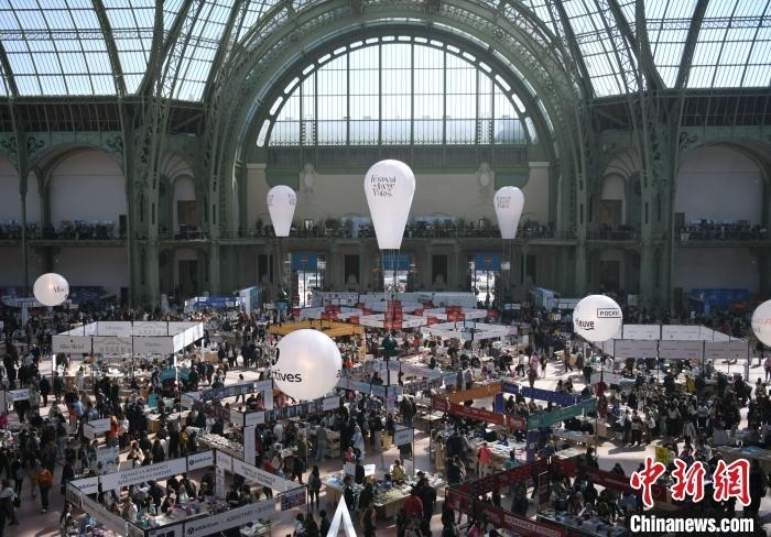 當(dāng)?shù)貢r(shí)間4月11日，2025年巴黎圖書節(jié)在巴黎大皇宮揭幕。圖為巴黎大皇宮的圖書節(jié)現(xiàn)場。中新社記者 李洋 攝