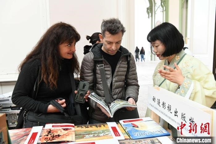 當(dāng)?shù)貢r(shí)間4月11日，2025年巴黎圖書節(jié)在巴黎大皇宮揭幕。中國出版代表團(tuán)攜千余種中國精品圖書亮相展會。 中新社記者 李洋 攝