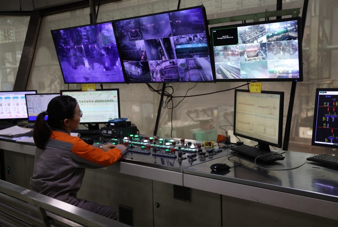 工作人員在馬中關(guān)丹產(chǎn)業(yè)園內(nèi)的聯(lián)合鋼鐵生產(chǎn)車間內(nèi)工作。（人民日?qǐng)?bào)記者楊一 攝）