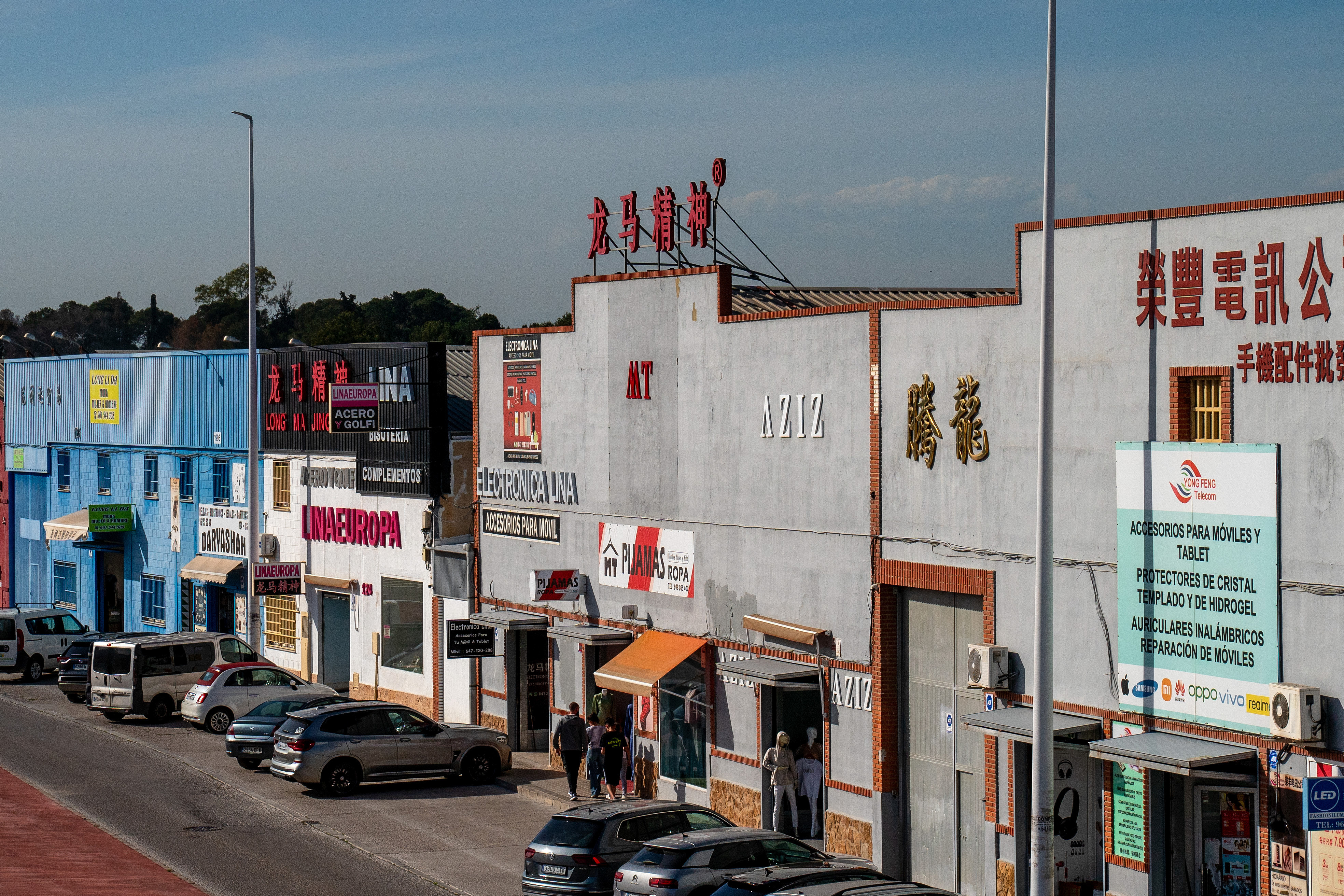 當?shù)貢r間2025年4月10日，西班牙瓦倫西亞國際機場附近的中資批發(fā)零售商店。