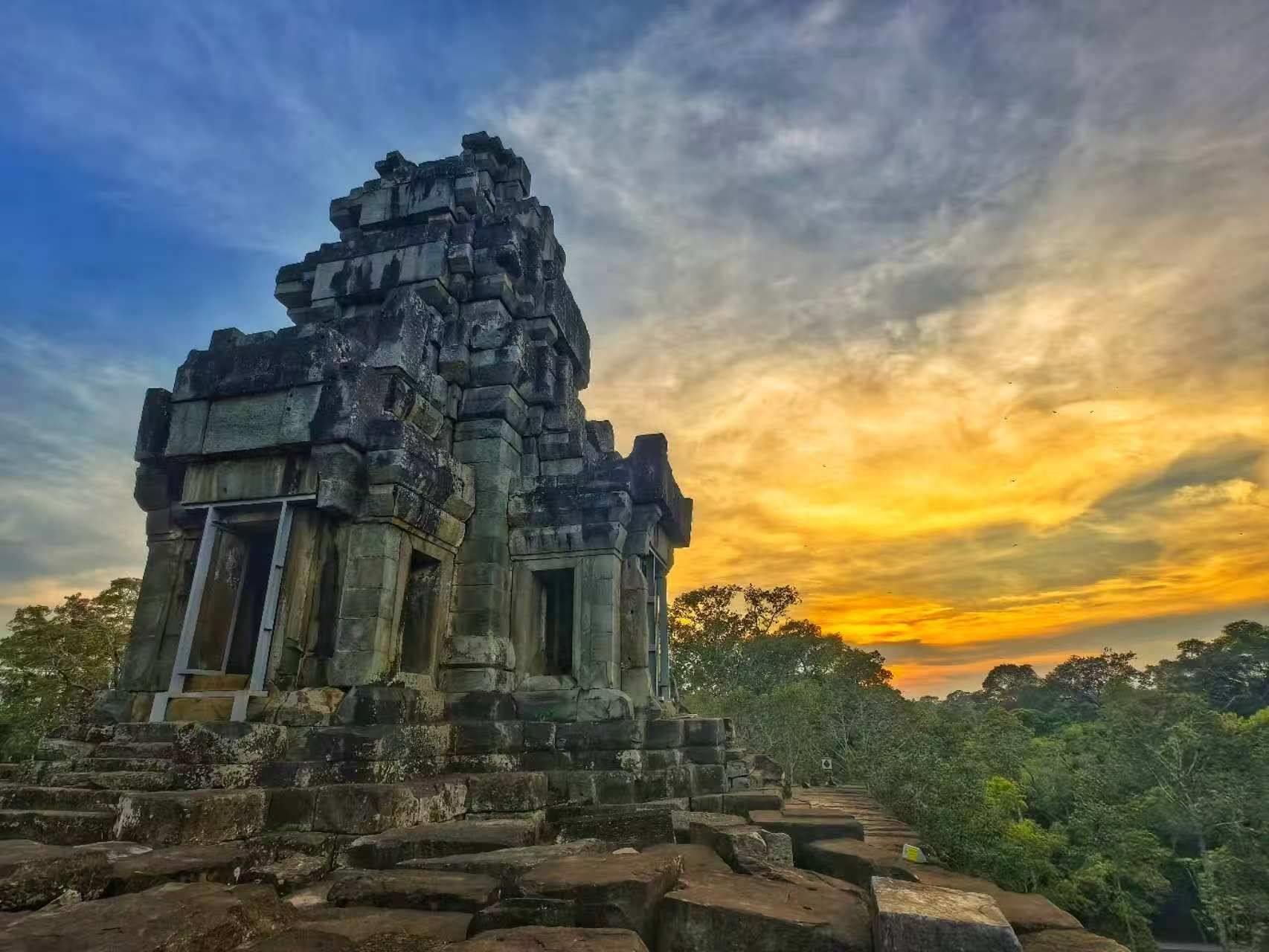 由中國專家修復的茶膠寺最高處的砂巖塔。（人民日報記者強薇 攝）