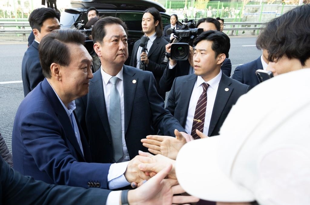 4月11日，韓國(guó)前總統(tǒng)尹錫悅（左一）在離開(kāi)首爾漢南洞官邸時(shí)與支持者握手。新華社發(fā)（全休相攝）