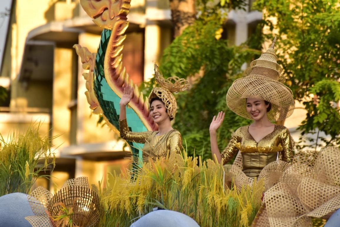 “祝福之河”花車(chē)以神龍形象象征水的神圣與豐饒，寓意祈福納祥。泰國(guó)國(guó)家旅游局供圖