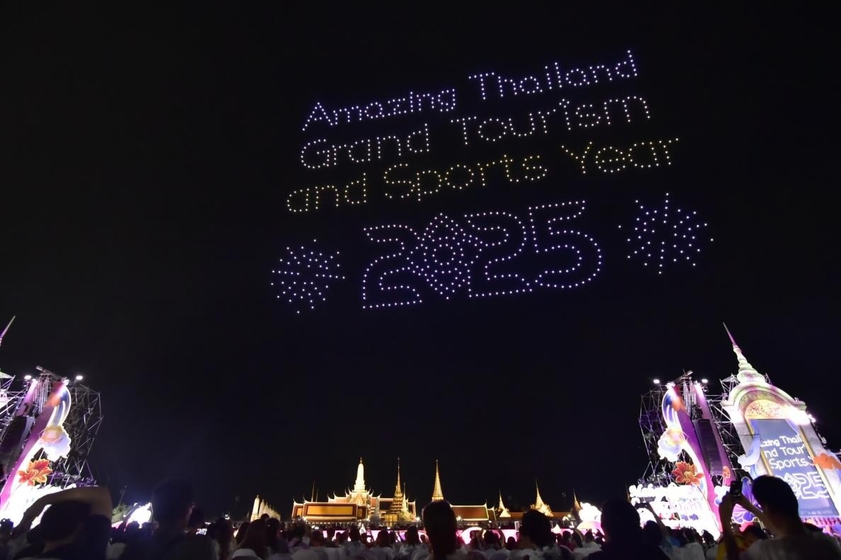 由1200架無(wú)人機(jī)組成的燈光秀點(diǎn)亮夜空。泰國(guó)國(guó)家旅游局供圖
