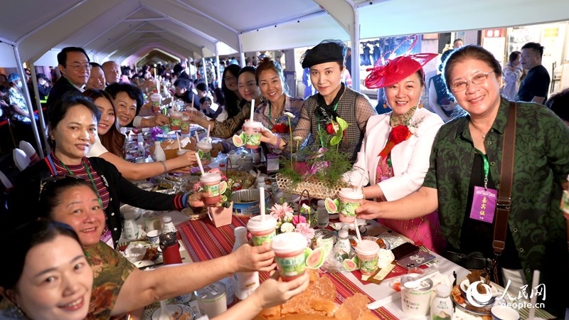 海外華僑在活動(dòng)現(xiàn)場(chǎng)品嘗“家鄉(xiāng)味”。人民網(wǎng)記者 符武平攝