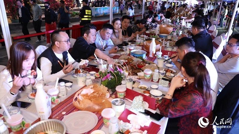 消博會(huì)嘉賓沉浸享用長(zhǎng)桌宴。人民網(wǎng)記者 符武平攝