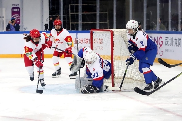 中國隊球員孔明會(左一)射門。圖片來源：中國冰球協(xié)會