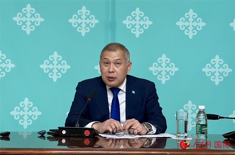 哈薩克斯坦駐華大使沙赫拉特·努雷舍夫在哈駐華大使館舉辦新聞發(fā)布會(huì)。人民網(wǎng)阿爾達(dá)克 攝