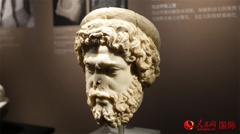 阿斯克勒庇俄斯大理石頭像。4月14日，來自希臘伊拉克利翁考古博物館的文物在故宮博物院展出。（人民網(wǎng) 張澤宇攝）