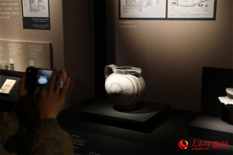 參觀者在拍攝。4月14日，來自希臘伊拉克利翁考古博物館的文物在故宮博物院展出。（人民網(wǎng) 張澤宇攝）