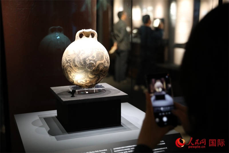 參觀者在拍攝。4月14日，來自希臘伊拉克利翁考古博物館的文物在故宮博物院展出。（人民網(wǎng) 張澤宇攝）