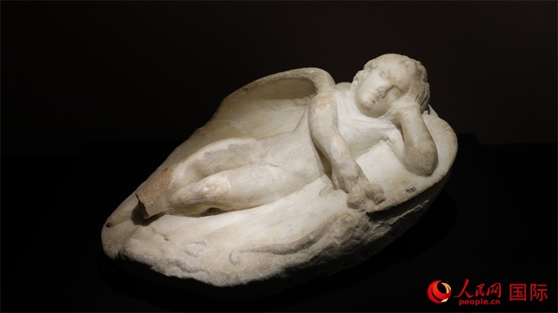 沉睡的厄洛斯大理石浮雕。4月14日，來自希臘伊拉克利翁考古博物館的文物在故宮博物院展出。（人民網(wǎng) 張澤宇攝）