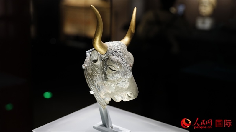 公牛頭型綠泥石來通杯。4月14日，來自希臘伊拉克利翁考古博物館的文物在故宮博物院展出。（人民網(wǎng) 張澤宇攝）