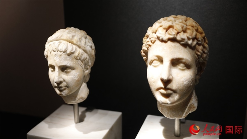 兄弟大理石頭像。4月14日，來自希臘伊拉克利翁考古博物館的文物在故宮博物院展出。（人民網(wǎng) 張澤宇攝）