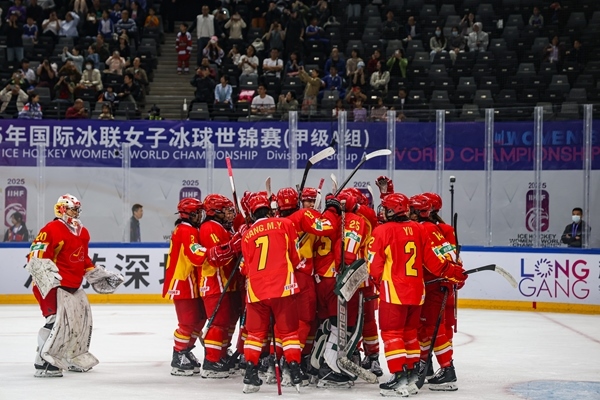 中國(guó)隊(duì)球員慶祝勝利。圖片來(lái)源：中國(guó)冰球協(xié)會(huì)