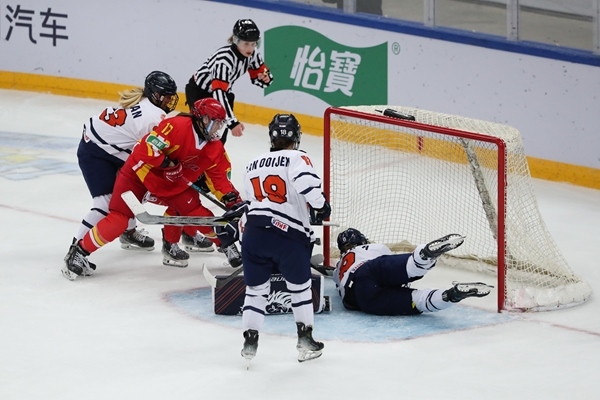 中國(guó)隊(duì)球員曲樂(lè)(左二)破門(mén)得分。圖片來(lái)源：中國(guó)冰球協(xié)會(huì) 此役中國(guó)隊(duì)首發(fā)陣容是詹佳慧、于柏巍、孔明會(huì)、趙啟男、曲樂(lè)、方新。比賽進(jìn)行至2分43秒，荷蘭隊(duì)率先取得進(jìn)球，1:0領(lǐng)先。失球后的中國(guó)隊(duì)打得更加積極主動(dòng)，多次獲得射門(mén)機(jī)會(huì)，但可惜沒(méi)有破門(mén)得分。 第二節(jié)39分34秒，中國(guó)隊(duì)曲樂(lè)在王佳欣和孔明會(huì)的助攻下破門(mén)，將比分扳平，這也是中國(guó)隊(duì)在本屆賽事中取得的首個(gè)進(jìn)球。 末節(jié)43分42秒，荷蘭隊(duì)球員勾人犯規(guī)，被判罰任意球。中國(guó)隊(duì)張夢(mèng)瑩執(zhí)行并打進(jìn)，2:1反超比分。最后階段，荷蘭隊(duì)撤下守門(mén)員，場(chǎng)上6人進(jìn)攻但未能進(jìn)球。最終，中國(guó)隊(duì)以2:1逆轉(zhuǎn)戰(zhàn)勝對(duì)手，取得本屆世錦賽首場(chǎng)勝利。 在昨日進(jìn)行的另外兩場(chǎng)比賽中，奧地利隊(duì)3:2力克斯洛伐克隊(duì)，法國(guó)隊(duì)2:1戰(zhàn)勝丹麥隊(duì)。三輪比賽過(guò)后，奧地利隊(duì)三戰(zhàn)全勝領(lǐng)跑積分榜，斯洛伐克隊(duì)和法國(guó)隊(duì)2勝1負(fù)分列二、三位，丹麥隊(duì)和中國(guó)隊(duì)1勝2負(fù)排在四至五位，荷蘭隊(duì)三戰(zhàn)皆負(fù)積分墊底。