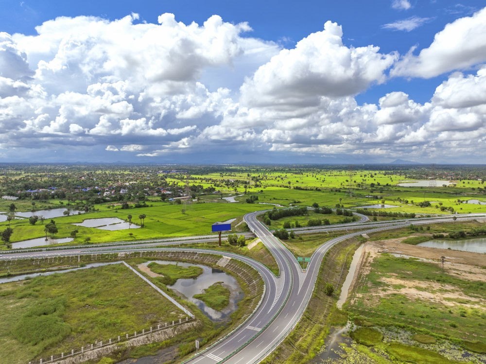 2024年9月25日在柬埔寨磅士卑省拍攝的金港高速公路（無人機(jī)照片）。連接柬埔寨首都金邊和最大深水海港西哈努克港的金港高速公路，是中柬共建“一帶一路”標(biāo)志性項(xiàng)目。