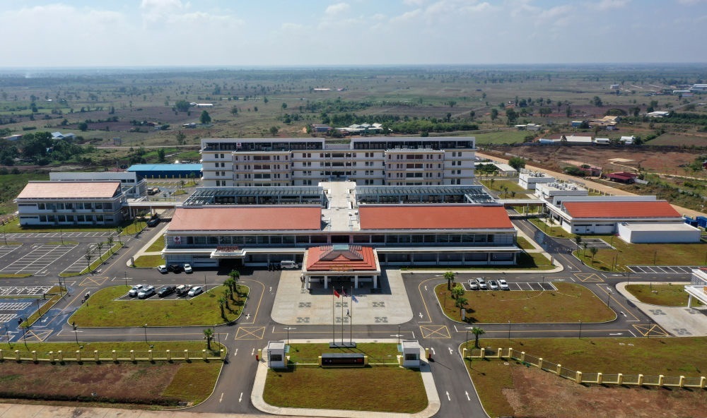 2022年2月17日在柬埔寨特本克蒙省新區(qū)拍攝的中國援柬埔寨特本克蒙省醫(yī)院。