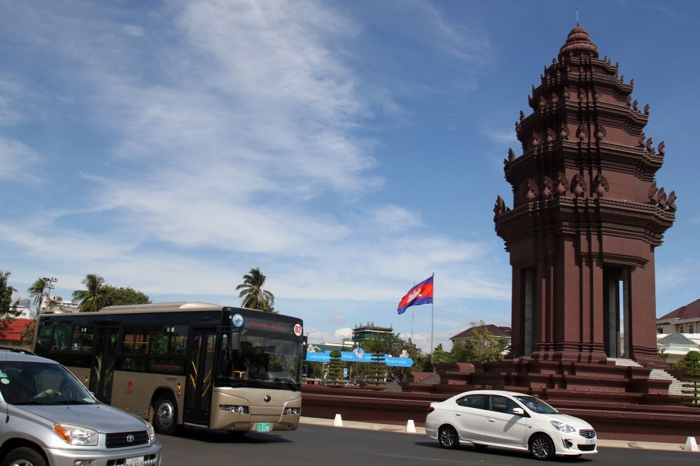 2018年1月5日，在柬埔寨金邊，一輛中國援助的“宇通”公交車經(jīng)過獨(dú)立紀(jì)念碑。